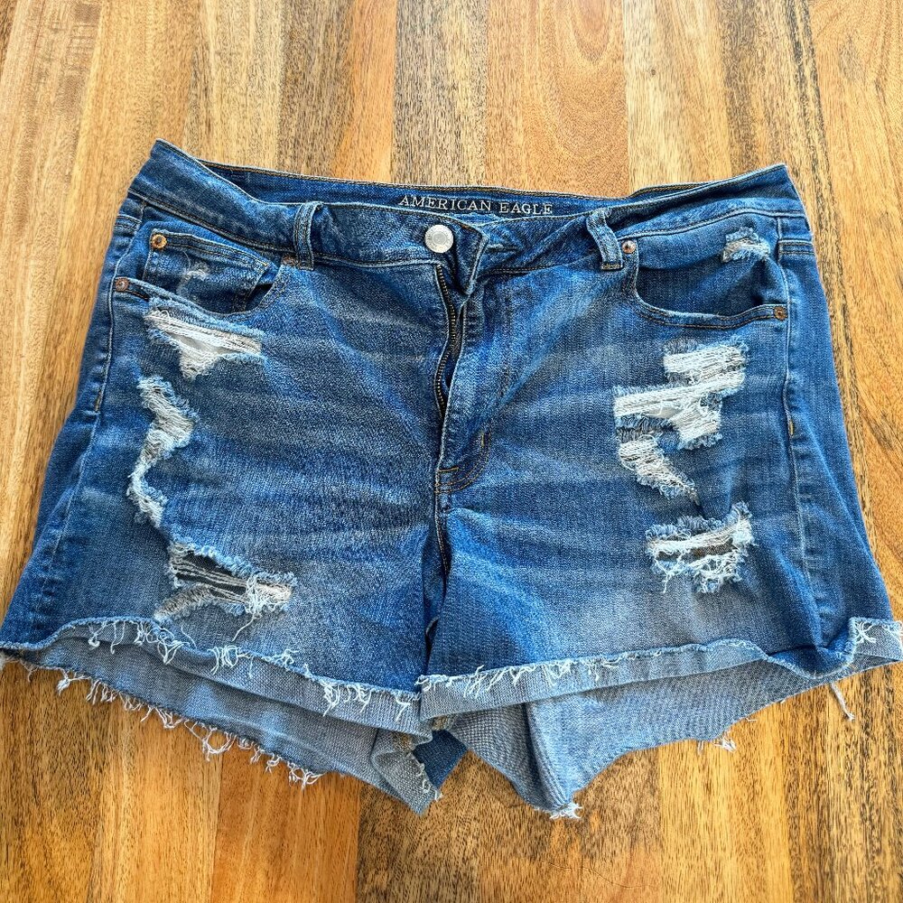 American Eagle Cuffed Distressed Medium Wash Shorts Size 18